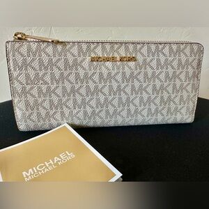 Michael Kors Vanilla Jet Set Travel Wallet
